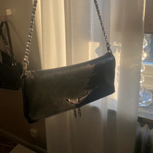 Zadig väska - Säljer nu min så fina zadig väska pga ska köpa en annan! Den är i superfint skick och ser typ ny ut då jag inte har använt den mycket alls❤️‍🔥❤️‍🔥 därav priset! Nypris är ca 3600kr! Skickar med dustbag och det längre bandet!