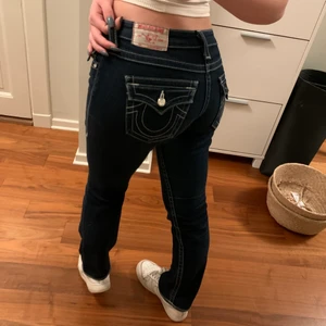 LÅGMIDJADE TRUE RELIGION JEANS - Skit snygga blåa lågmidjade true religion jeans med vit söm. Har diamant detaljer både vid gylfen, bak- och framfickor. Straight model. Säljer pga pengar:/❤️❤️❤️❤️(skriv privat ifall du vill köpa direkt)