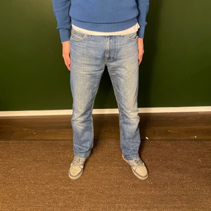 Levis 506 - Levis 506 i perfekt skick. Storleken är W34 L34 och är true till size. Modellen är 186cm och väger 74kg                                   Skriv om ni är intresserade eller vid flera frågor eller bilder!🤝
