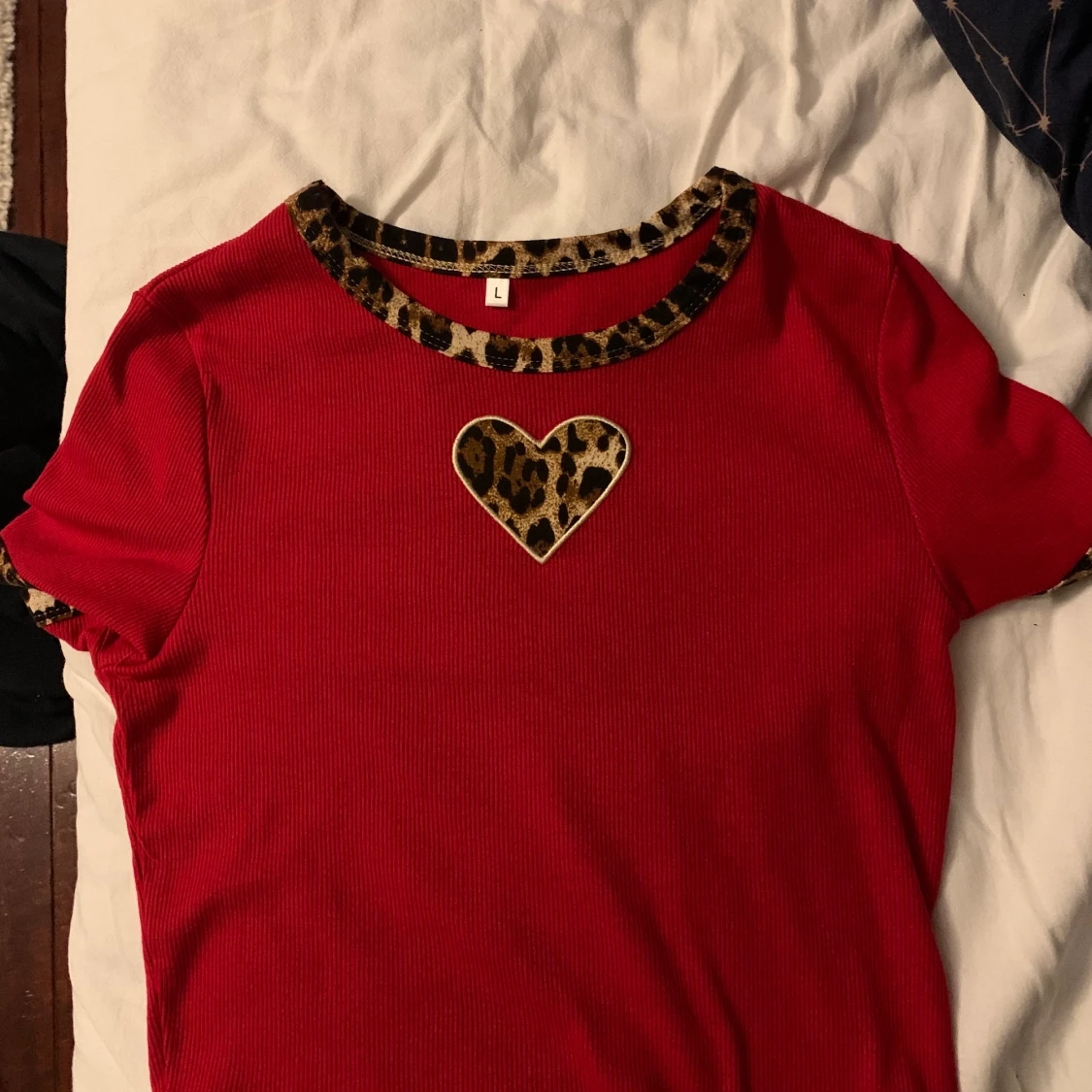 Röd T-shirt med tyg patch  - 90