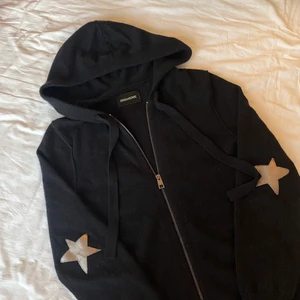 Zadig zip - Zadig & Voltaire zip hoodie, svart i kashmir med silvriga stjärnor på armbågarna. I toppskick