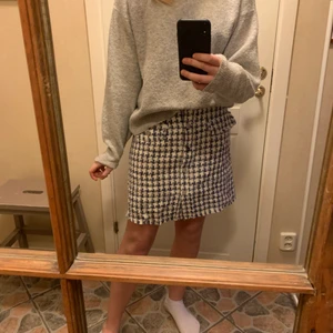 Rutig kjol strl 38 - Säljer denna rutiga kjol i twill!! Supersöt och passar till allt! Strl 38