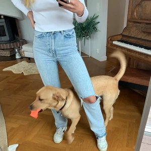 Jeans - Säljer dessa weekday jeans i modellen rowe. Gjort hålen själv. Jag är 175cm