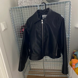 WEEKDAY JACKA - Jacka från Weekday i storlek 38. Väldigt bra skick, nästan som ny.