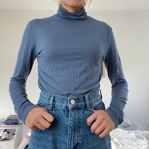 Polotröja - Lite tunnare ljusblå polotröja.