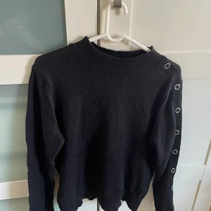 Stickad tröja monki - Stickad, svart tröja från monki med detalj längs ena ärmen. Knappt använd, köparen står för frakten🦋