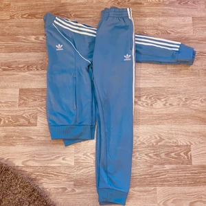 Adidas dress - Baby blå Adidas dress, knappt använd, i gott skick. Adidas original, storle S. Super snygg och as skön, säljer pga överflöd av adidas kläder. Frakt ingår ej i priset