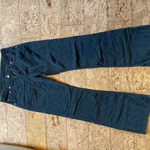 Manchetser  - Ett par coola manchesterbyxor ja hittade på en loppis, de är utsvängda ben och färgen är mörkblå/grön ish, storlek 27/28