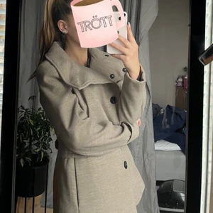 Höst blazer - En grå/beige jacka i materialet polyester från H&M. Jackan är i storlek 38 och sitter oversized på mig. Bara testad, aldrig använd. 