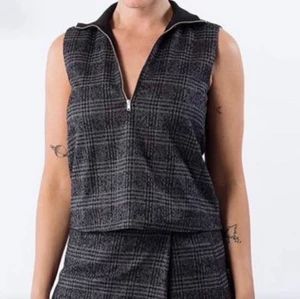 Wood Wood top - Wood Wood top / väst i storlek 38 (sitter mer som en 36) och i ull blandning.   Använd en gång då den är lite för liten för mig. Ursprungspris 1800 kr. 