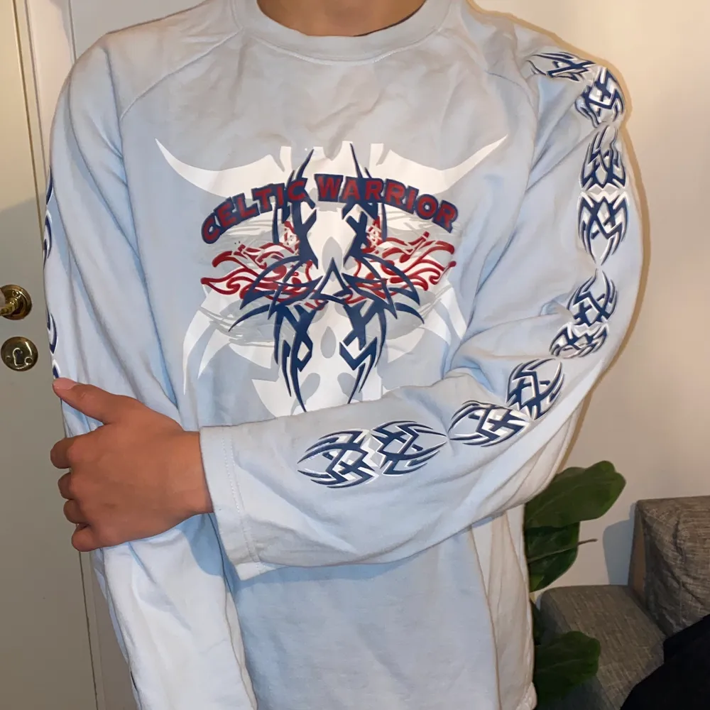 Skön långärmad cool y2k tröja med häftigt tribal print💯 unisex tröja i M (kille) L (tjej) storlek. Tröjor & Koftor.