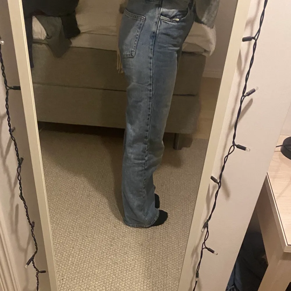 Säljer dessa jeansen som inte kommer till användning längre, super trendiga jeans från monki i modellen Yoko! 🤩. Jeans & Byxor.