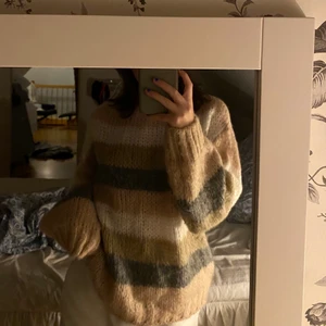 Randig stickad tröja  - En skitsnygg och mjuk stickad tröja från topshop, med en rundare hals och varmt material, trendig och passar xs-s💕köparen står för frakten💕