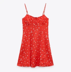 Helt ny Zara klänning  - HELT NY! superfin klänning från Zara som aldrig är använd, finns inte kvar i Sverige vad jag kan hitta. Skriv för frågor, frakt tillkommer 💕