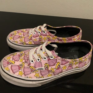 Mario Vans - Skit balla vans med tryck av Peach från mario. Flitigt använda men fortfarande i fint skick. Frakt tillkommer😋
