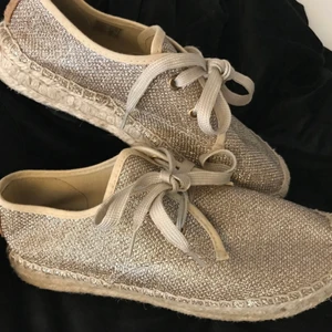 Replay strl 37  - Guldiga / glittriga replay skor använda 2-3 ggr Max super fint skick !! 