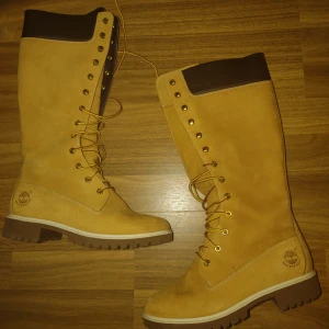 Timberland Kängor strl 39.5  - Långa modellen av timberlands kängor , använda fåtal gånger. Kvitto finns via mail.