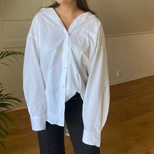 En vit oversized skjorta!! Snugg och bekväm i strl M💖