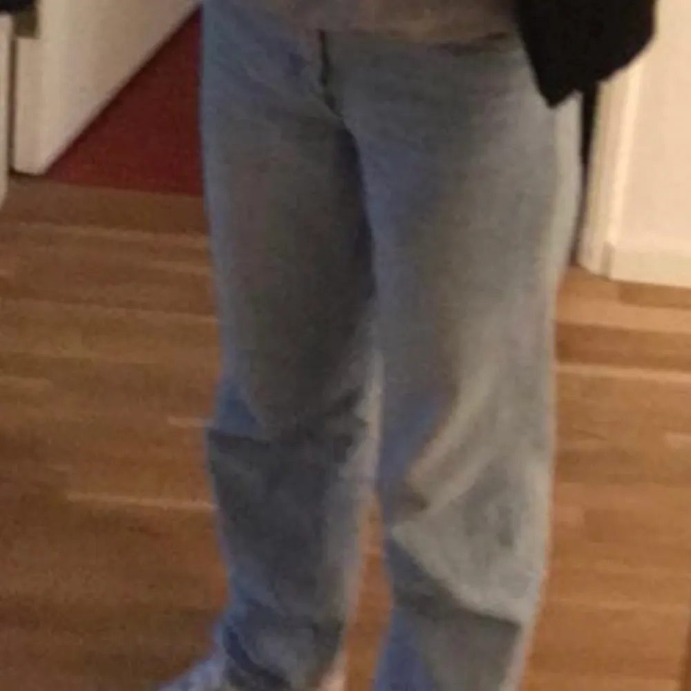 Ljusa raka jeans från monki, modell Taiki. Inte säker på vilken storlek men ungefär 34/S/xs. Köparen står för frakten! Hör av dig om du är intresserad (kolla gärna min profil för andra annonser). Jeans & Byxor.