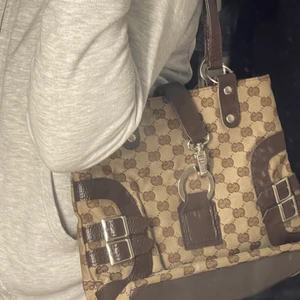 Handväska  - Handväska köpt på humana. Säljs pga att den inte kommit till användning.