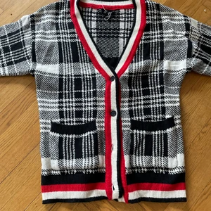 Stickad kofta Monki - Stickad oversizekofta från Monki i storlek M. Använd en gång. Nypris 450kr