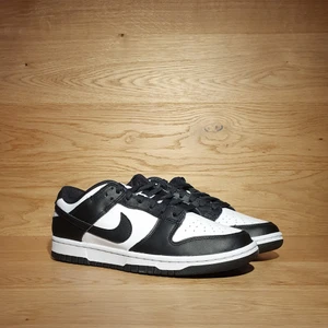 Nike Dunk Low "White Black" - Nike Dunk Low "White Black"  - Sizes: - Us 6w/Eu 36.5 - Us 7w/Eu 38 - Us 8w/Eu 39 - Us 8.5w/Eu 40 Sold out - Us 7y/Eu 40 (Damage box) - Us 7.5/Eu 40.5  - Price: 2199kr  - Sizes:  - Us 9.5/Eu 43 - Us 10/ 44 - Us 10.5/Eu 44.5 - Price: 2599kr - Brand new  - All og  For any further questions or pictures regarding the product, dm us or mail contact.yzyresell@gmail.com