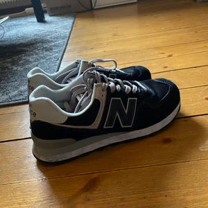 New Balance 574 - Nästant helt nya New Balance skor, köpte de för att ha på jobbet men föredrar mina vans så har använts två gånger. Super sköna! Nypris 999kr