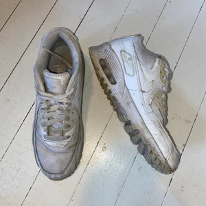 Airmax Nike  - Dessa skor är vääälanvända därför säljer jag dom endast för 200kr. Det går säkert att tvätta dom så de blir vita och fina. 😊