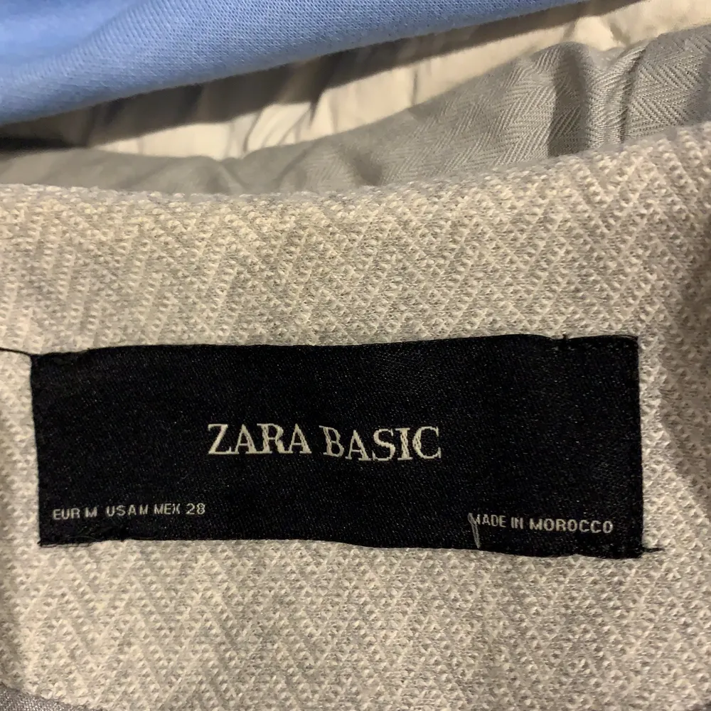 En beige kappa från zara som är snygg och passar till det mesta! . Jackor.