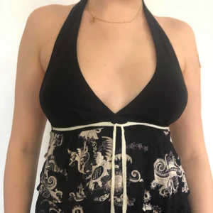 y2k svart topp med print stl S - toppens storlek är S. modellen har storlek 36/38 i överdel och är 174 cm. köptes sent 90-tal/tidigt 2000-tal. möts upp i stockholm eller fraktar. *köpare står för frakt och swishar innan plagget skickas. 👾💌