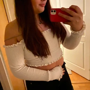 En fin topp  - En fin vit topp från newyorker  i storlek m har typ aldrig använt den har hänt arg jag använda den en gång ❤️köpte den för 95 säljer den för 65