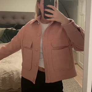 Rosa jacka - Säljer min RavenCR Short jacka i kort, lite vidare modell i rosa ullblandning. 💗 Klädda knappar och två fickor fram samt två dekorativa ficklock. Ofodrad. Den är nu slutsåld överallt men köpte den på Afound förra året för 500kr. Köparen står för frakt💗