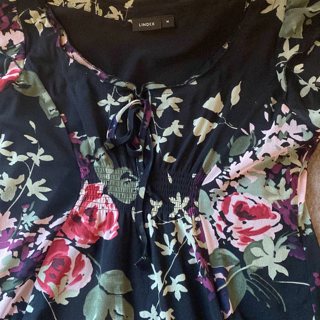 Svart blommig klänning - 91