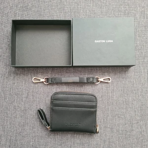 Helt ny plånbok från Gaston Luga - Helt ny och oanvänd plånbok från Gaston Luga med guldigs detaljer. Ett tips är att ge bort som present!🌸 Pris: 350:-. Nypris: 499:- 