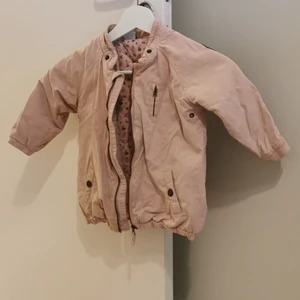 Fodrad jacka  - Lätt fodrad jacka ifrån HM, storlek 86. Luvan finns ej med. Super bra skick och endast använd fåtal gånger. 