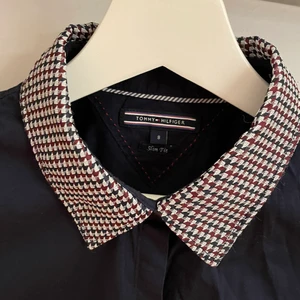 Ny damskjorta Tommy Hilfiger, S -  •Helt ny, bara upptvättad •Färg: mörkblå •Storlek: S. Slim fit •Mycket fin och trendig. Köpte för 1000 kr, säljer för 450 kr 📍Kan mötes upp i Mölnlycke centrum 🚫Djurfritt och rökfritt hem 📬Kan skickas mot fraktkostnad (48 kr)