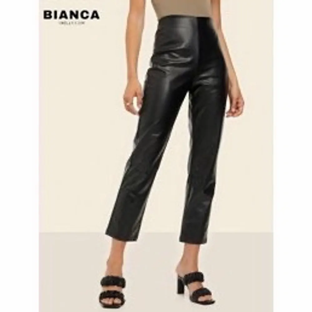 Svart pu-byxa från Bianca Ingrossos kollektion med Nelly 2020. Endast använd fåtal gånger. Strl M. Jeans & Byxor.