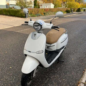 Viarelli elmoppe klass 1  - Köpt i april i år. Det är en 2019 modell med 2 års garanti 