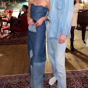 Jeansklänning!  - Perfekt halloweenkostym/utklädnad för att återskapa britneys denim look. Har sytt klänning + clutch själv av jeanstyg och gamla jeans. Är 160 cm och en XS/S och har ca 8 cm klackar på bilderna🧚‍♀️🧚‍♀️ långklänning & clutch ingår!!!