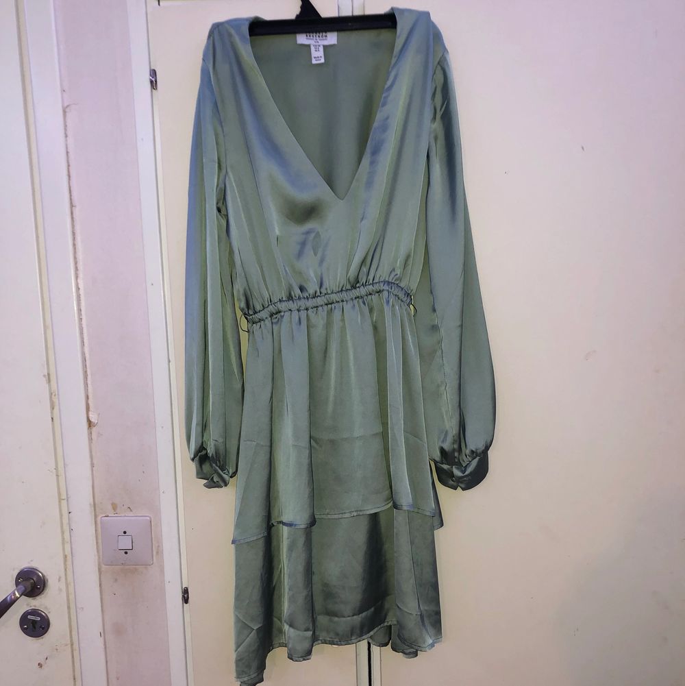 Grön jätte fin klänning i silke, storlek S men passar M också 💕. Klänningar.