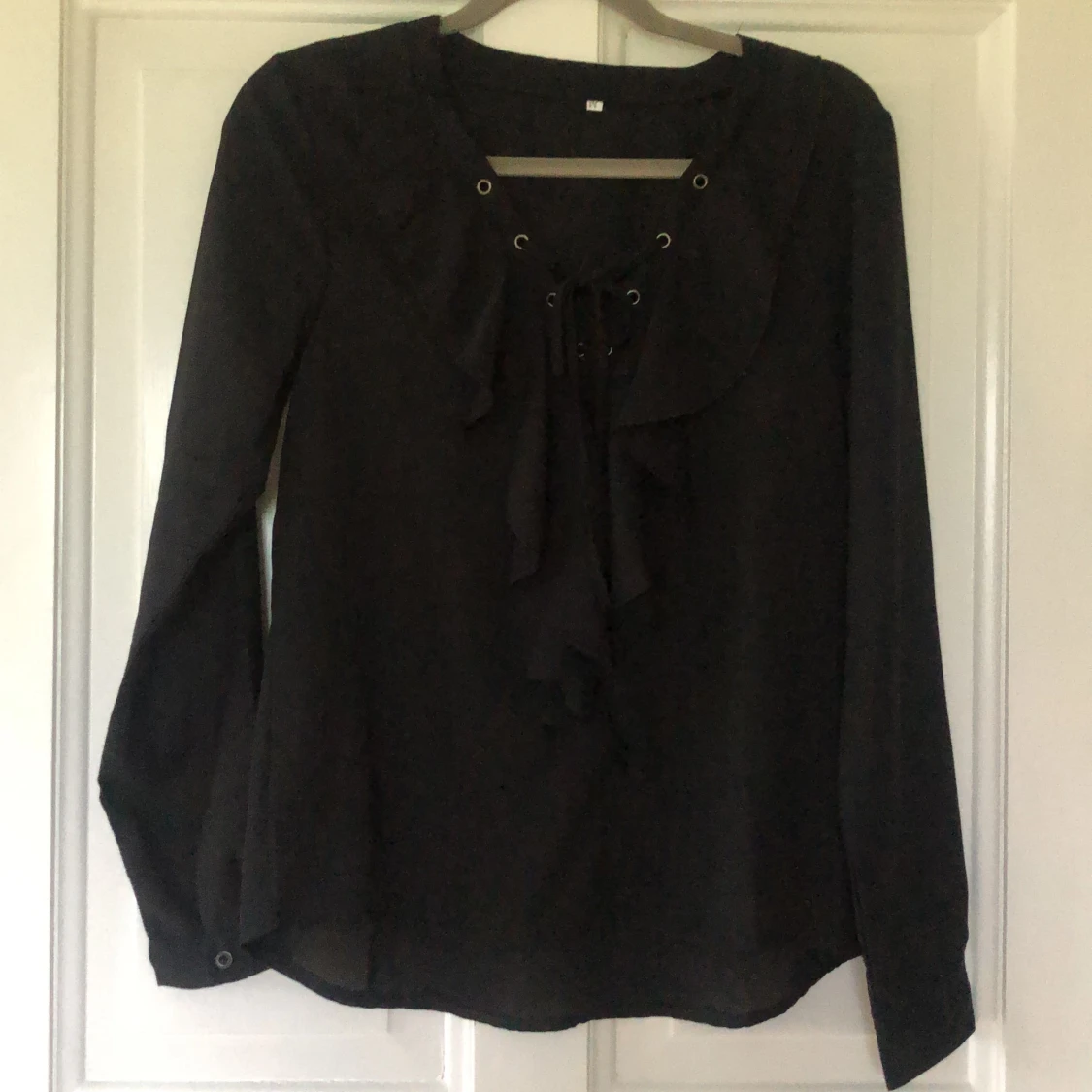 Blus med snörning och volang