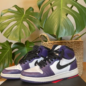 Jordan 1 high - Tänker sälja mina Jordan 1s court purple💜  dem är använda men fortfarande väldigt fina, säljer endast då dem inte kommer till användning längre. Köptes för 4700kr, tänker mig över 2000kr. Kontakta mig för mer info,intresse eller frågor😊😊