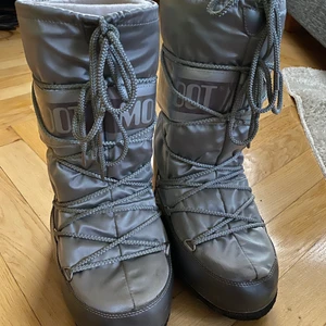 Moonboots, Moon Boot - Hej! Tänkte se om nån är intresserad av mina älskade moonboots. Köpte de här på Plick för ca 8 månader sen. Har själv använt de 3 tre gånger och de är lite skade vid hälen (se sista bilden) Just denna färg är lite svårare att få tag i och ordinarie pris är ca 1700. Passar mig som har storlek 38/39 men passar även fler storlkar💞😍