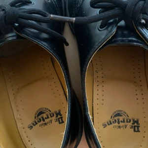 Dr.Martens låga - Säljer mina Dr.Martens låga classiska modellen. Bra skick men lite slitna längstfram