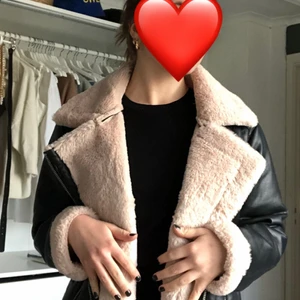 Läderimitation jacka - Jättefin och varm jacka som passar bra på vintern❤️ köpte den i vintras, men har bara blivit använd ca 10 gånger. Fickorna på jackan är dock lite trasiga, men annars är jackan fullt funktionell💗 
