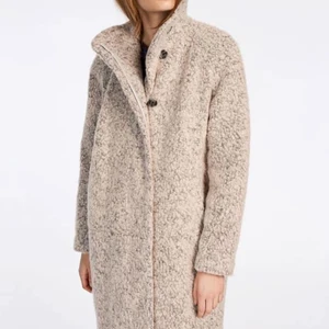 Samsoe samsoe kappa - Beige kappa från samsoe samsoe. Lapp med storlek borta, men passar mig som är 36. Skicket är bra men använt, men finns ett hål i en av fickorna (se bild) 