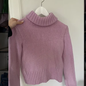 Rosa stickad polotröja  - En mysig stickad polotröja i storlek S, den är köpt på hm och är i fint skick!💕 skriv för fler bilder!! <33