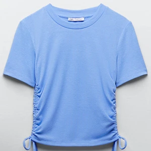 Blå zara topp - En jättesöt topp med knytband som kommer från Zara i storlek S. Säljer pga att den aldrig har kommit till användning. 100 + frakt. 