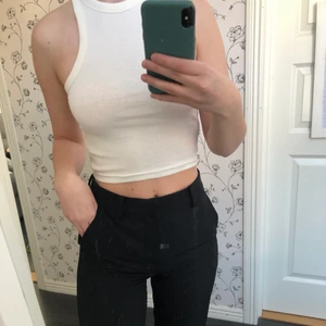 Vit och svart topp - Vit och svart topp, kan också köpas separat. Strl xs, aldrig använd. Köparen står för frakt. Bäst bud!