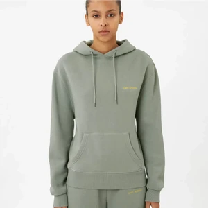 Axel arigato använd en gång - Använt denna snygga gröna hoodie från Axel arigato en gång och sen tvättat inför försäljning. Hör av er vid frågor eller om ni undrar något. Ansvarar ej för postens slarv. Hör av er vid frågor😊🌸 hoodiens snören har jag plockat av men de medföljer givetvis 